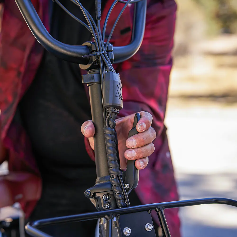 folding the electric trike's handlebar stem